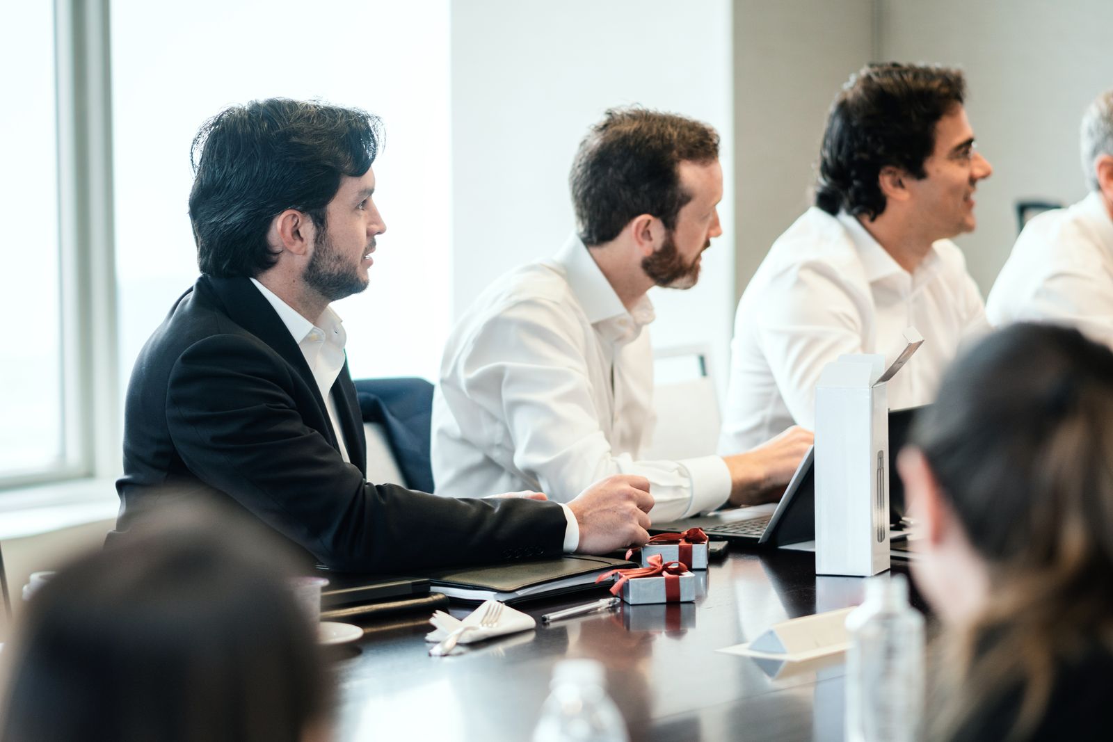 Negociación, análisis y coordinación para conectar empresas con mercados internacionales.