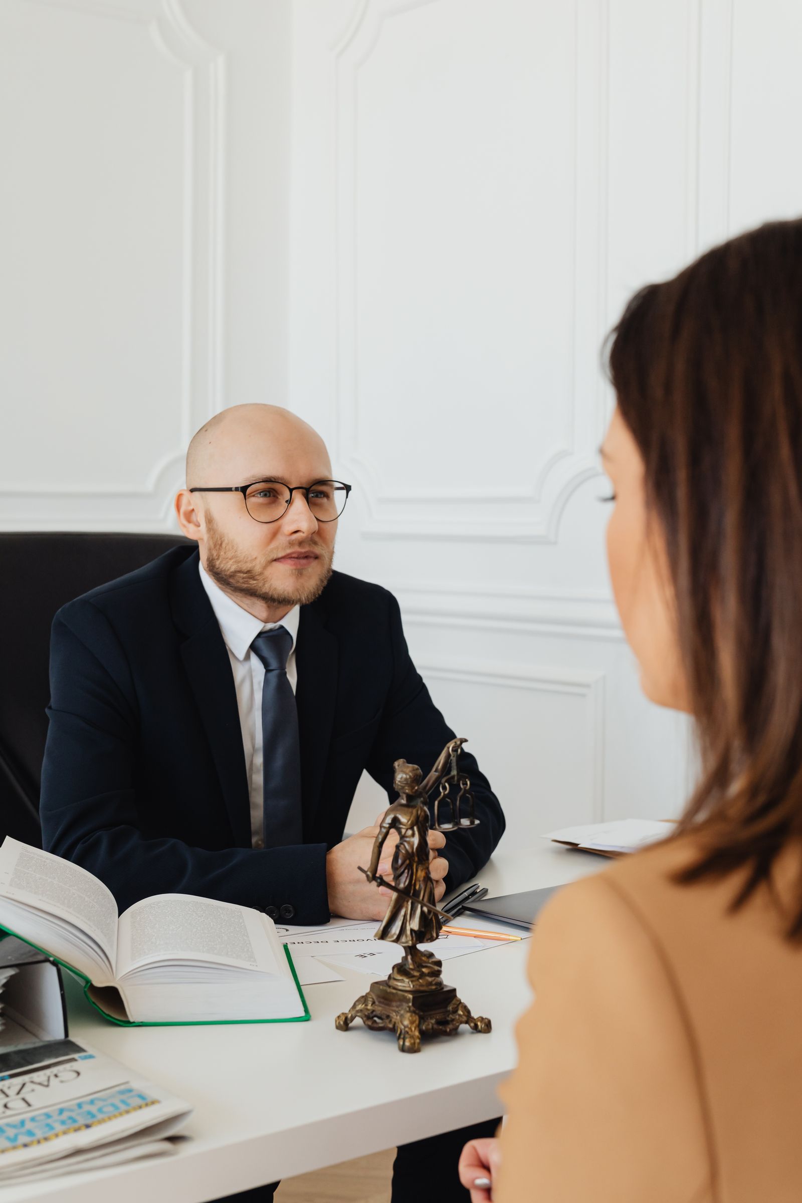 Profesional del Derecho en una consulta jurídica