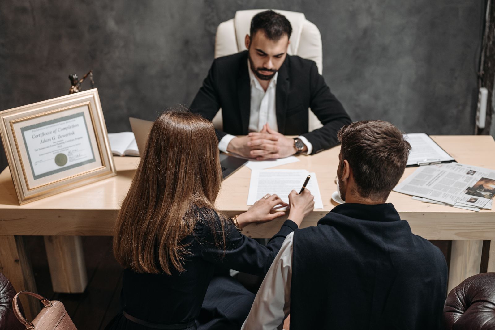 Profesionales analizando documentos jurídicos