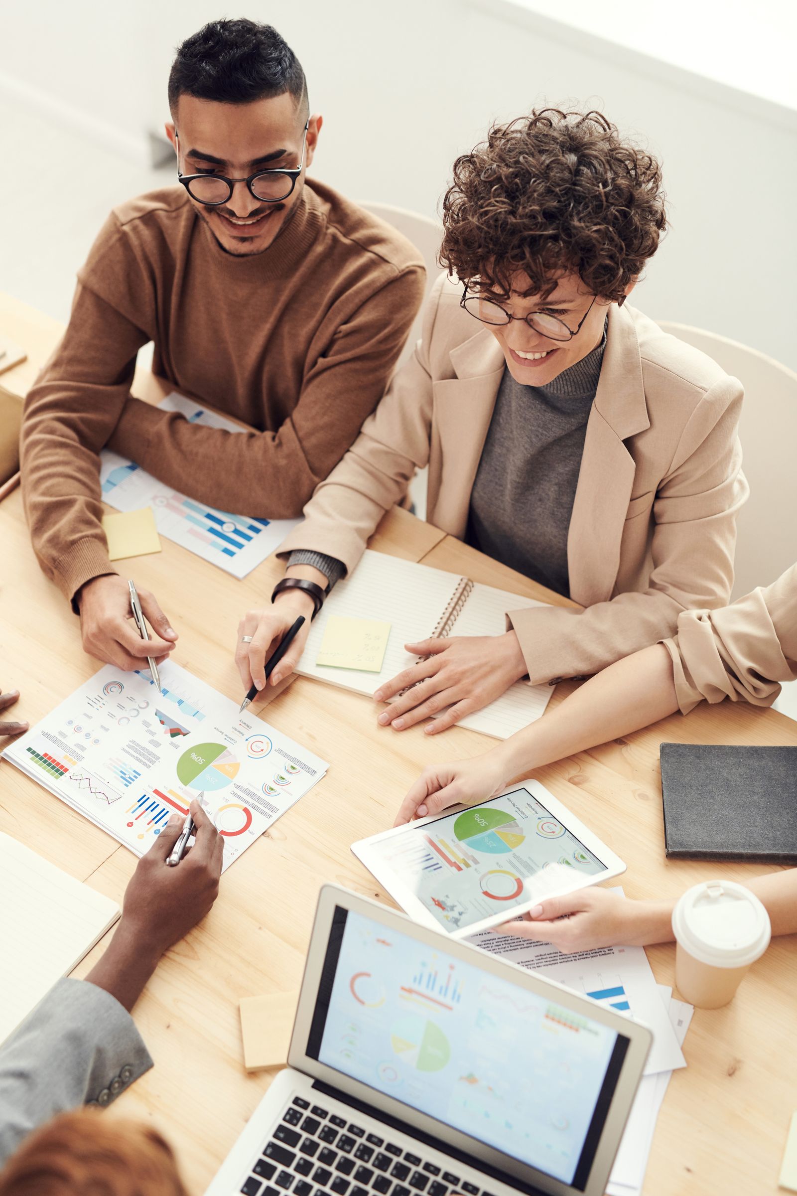 Equipo profesional analizando una estrategia empresarial
