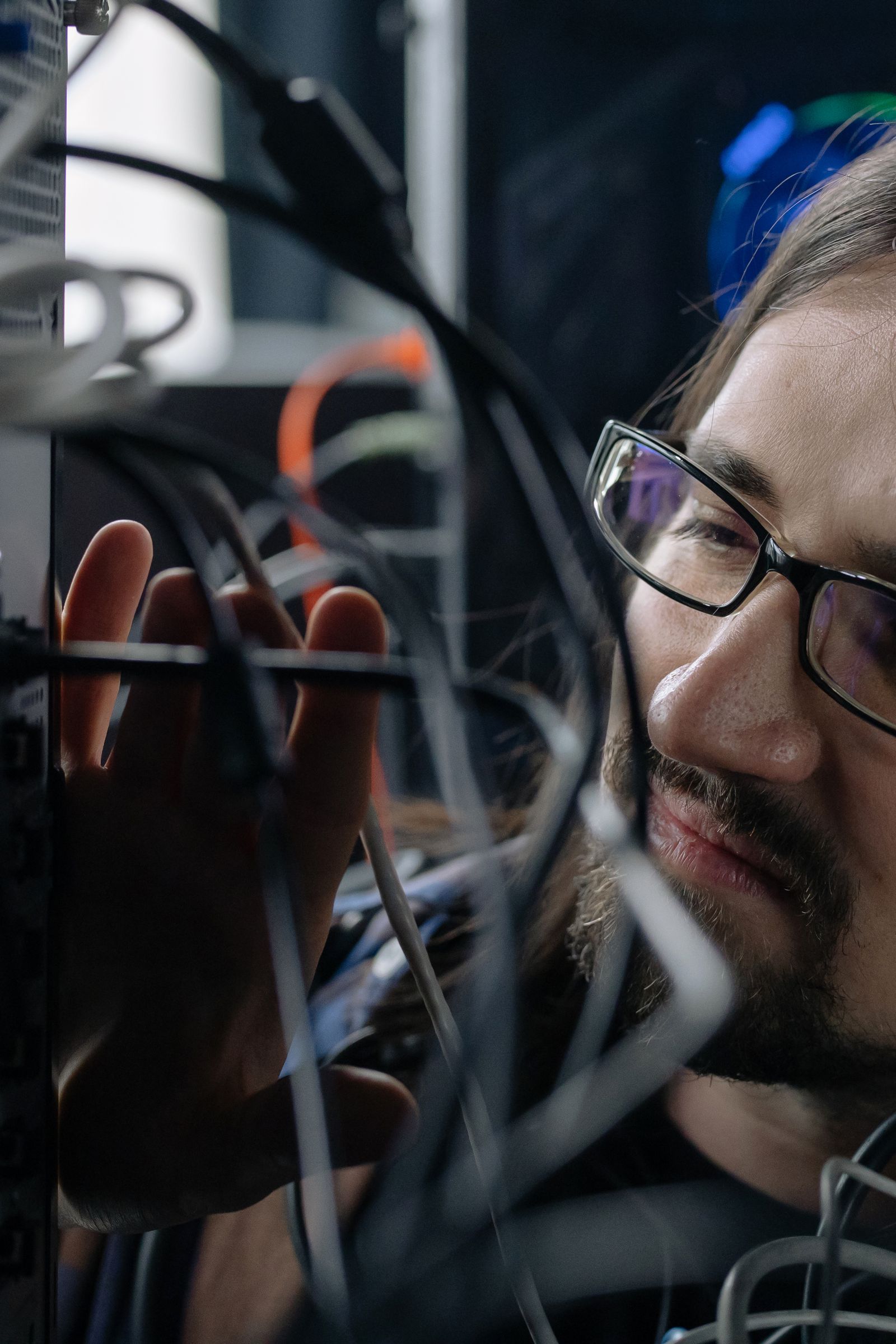 Especialista trabajando con infraestructura y redes