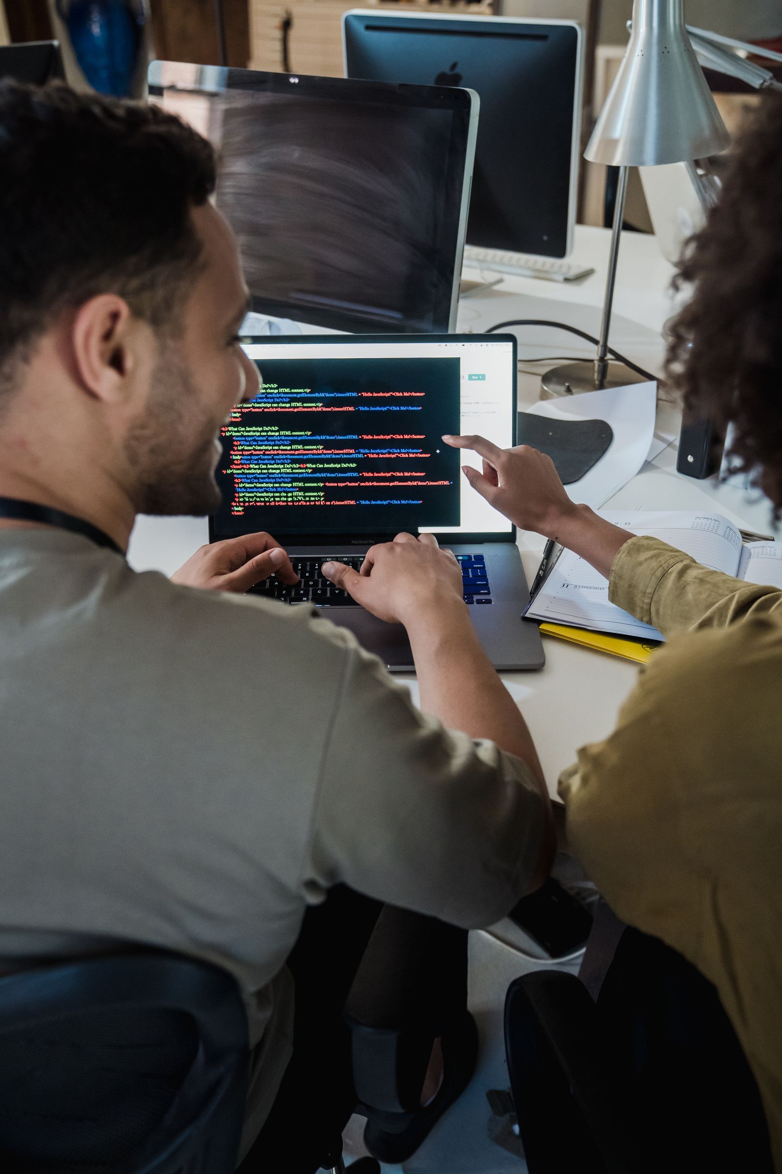 Equipo de desarrollo de software colaborando