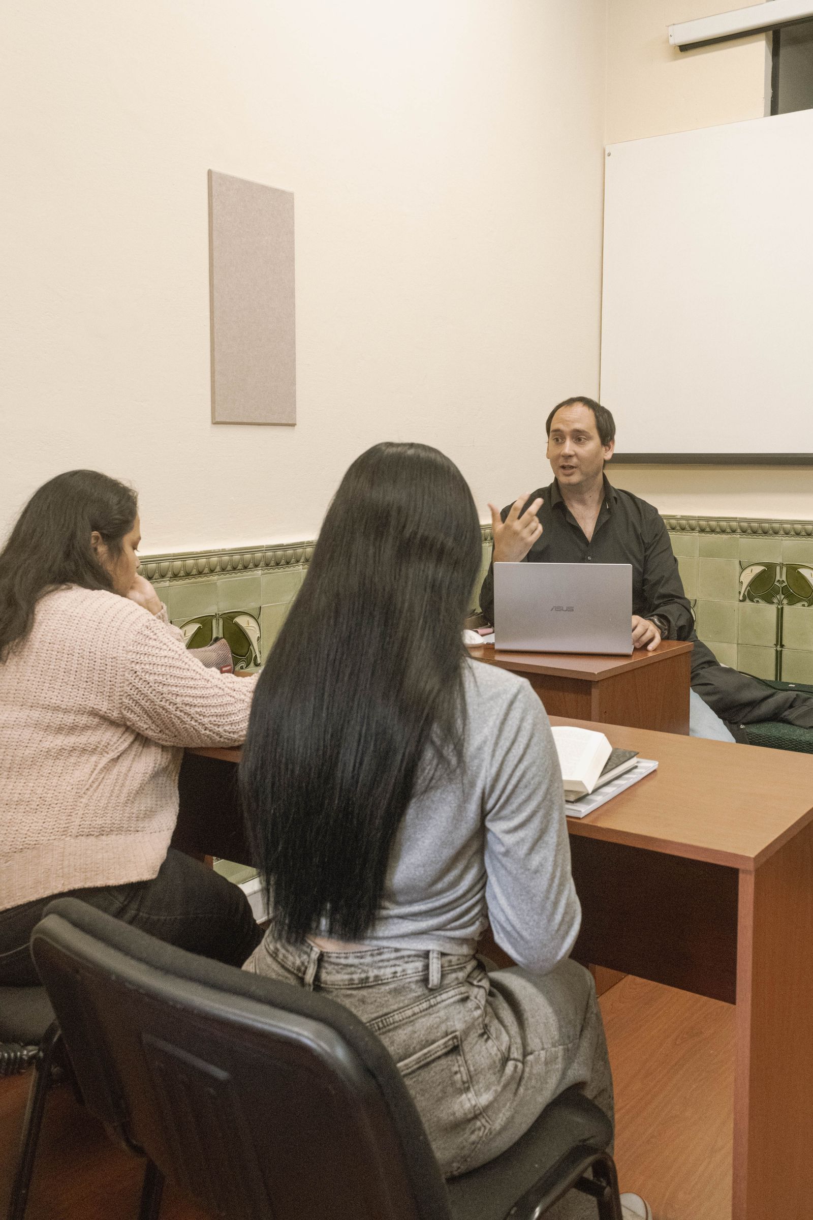 Docente y estudiantes en un entorno educativo latinoamericano