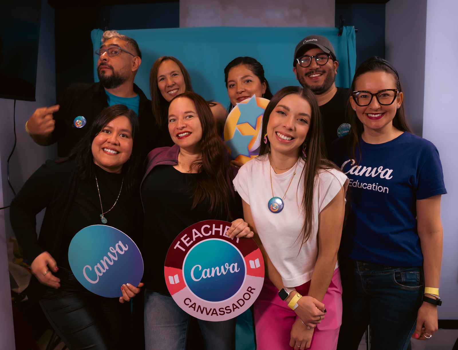 Equipo de educadores latinoamericanos colaborando en un proyecto