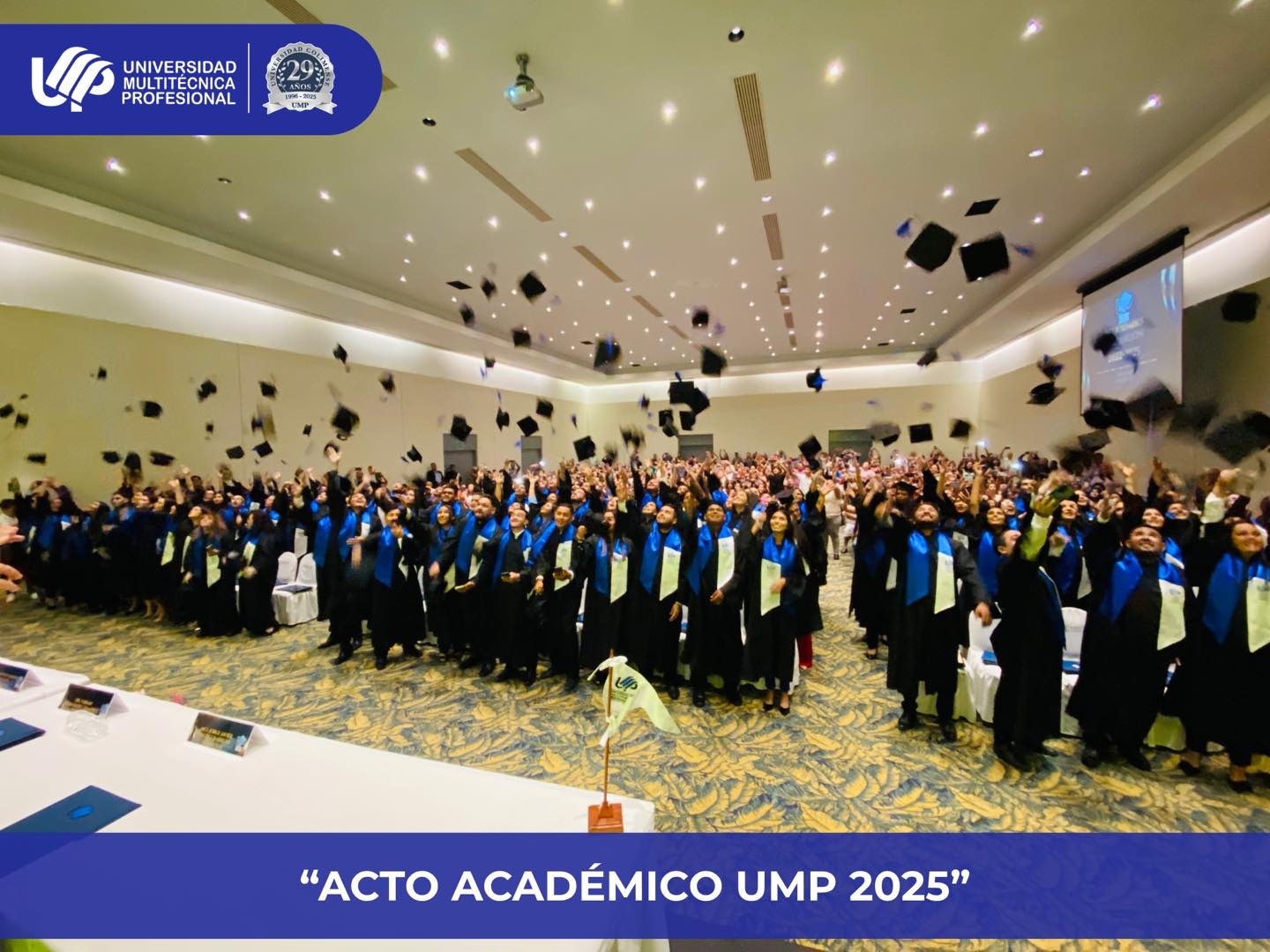 Comunidad de egresados UMP durante un acto académico